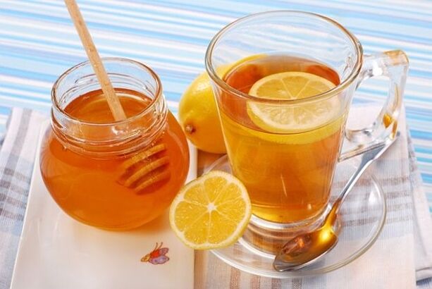 Wasser mit Honig ein gesunder Snack bei einer Diät aus Buchweizen und Honig