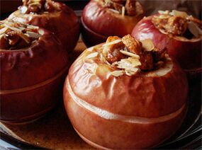 Bratäpfel mit Trockenfrüchten sind ein Dessert auf dem Diätmenü nach der Entfernung der Gallenblase. 
