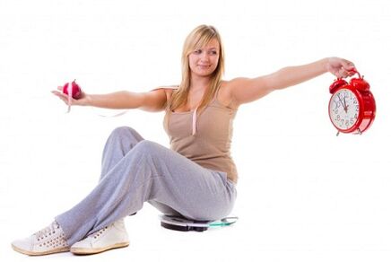 Ein Mädchen, das abnehmen möchte, ernährt sich gesund und nach einem bestimmten Schema