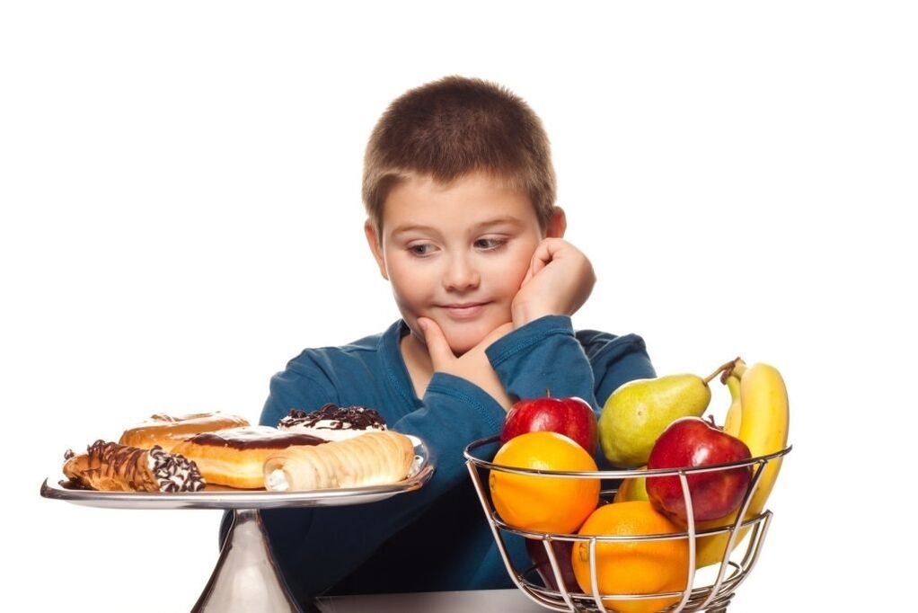 Beseitigen Sie ungesunde zuckerhaltige Lebensmittel aus der Ernährung eines Kindes zugunsten von Früchten