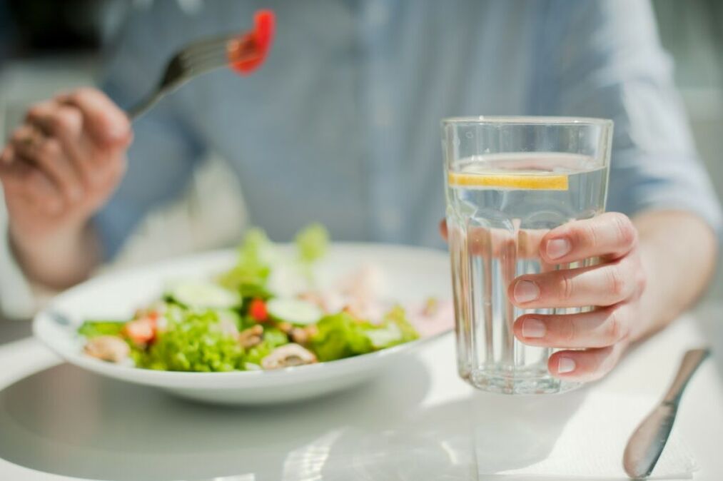 grüner Salat und Wasser in der Ernährung von Faultieren